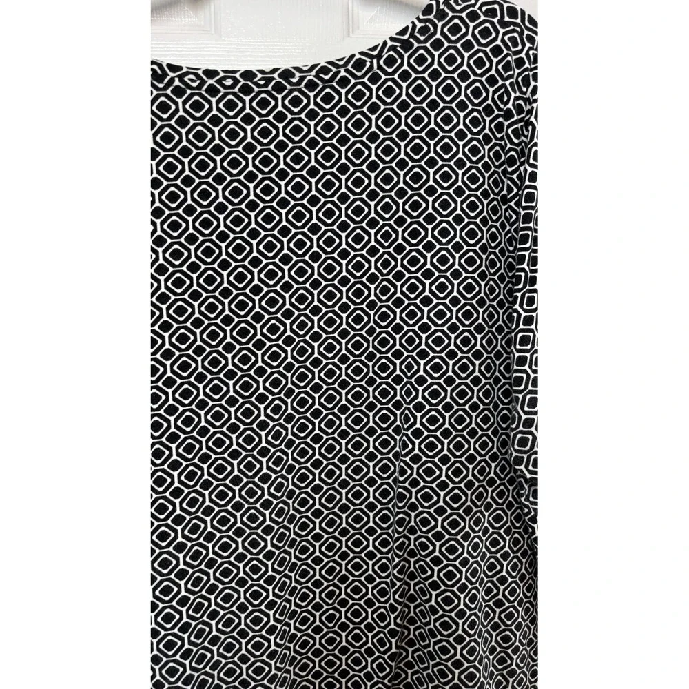 Catherines Women 1X 18/20W Black White Geometric V-Neck Short Sleeve Top